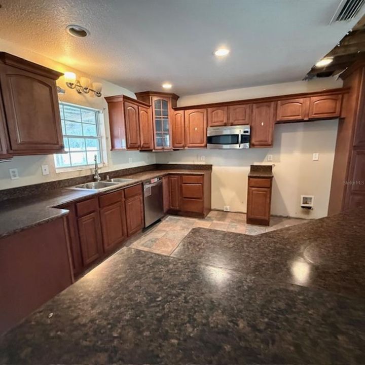 Activo con contrato: $124,000 (3 camas, 2 baños, 1758 Pies cuadrados)