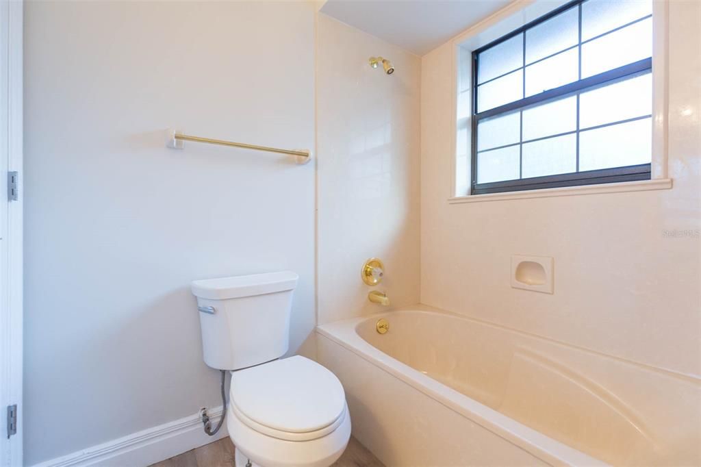 Active With Contract: $2,400 (3 beds, 3 baths, 2260 Square Feet)
