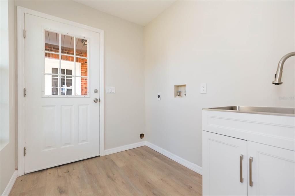Active With Contract: $2,400 (3 beds, 3 baths, 2260 Square Feet)