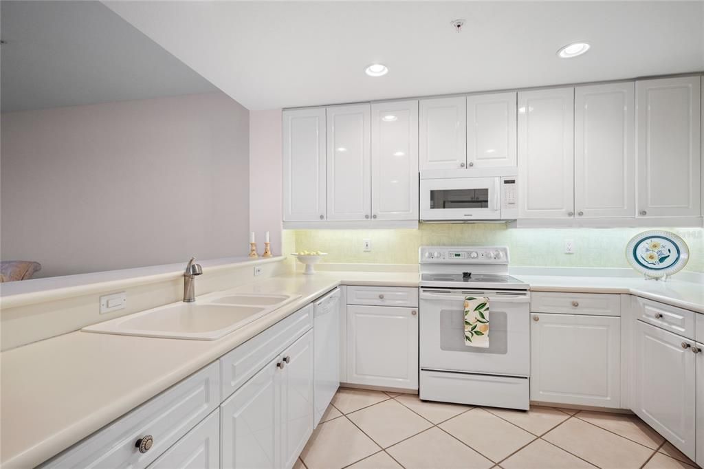 For Sale: $550,000 (2 beds, 2 baths, 1932 Square Feet)