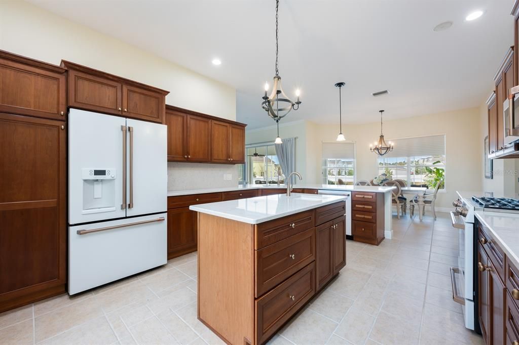 En Venta: $949,000 (3 camas, 3 baños, 3407 Pies cuadrados)