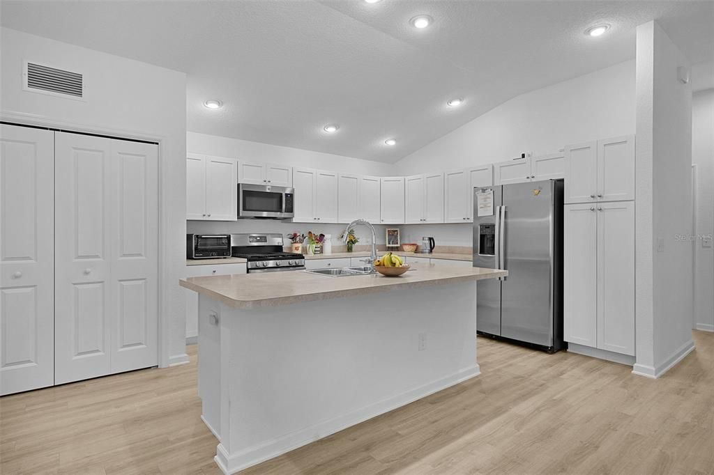 На продажу: $290,000 (2 спален, 2 ванн, 1227 Квадратных фут)