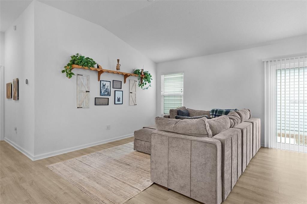 На продажу: $290,000 (2 спален, 2 ванн, 1227 Квадратных фут)