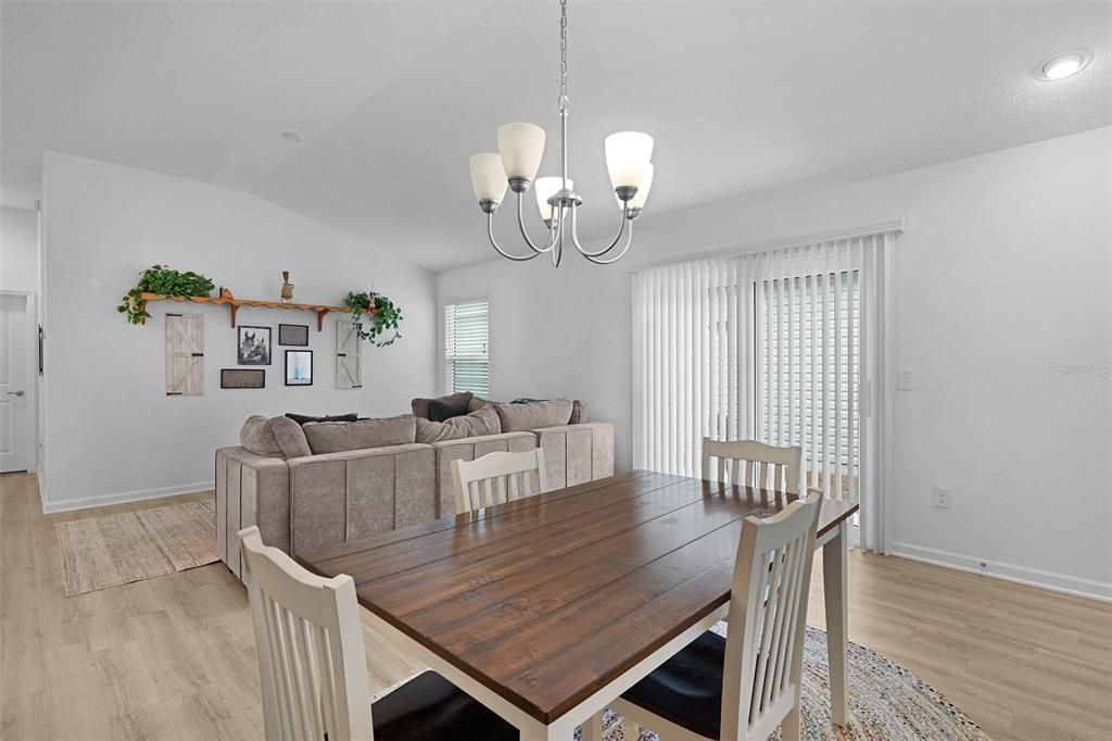 На продажу: $290,000 (2 спален, 2 ванн, 1227 Квадратных фут)