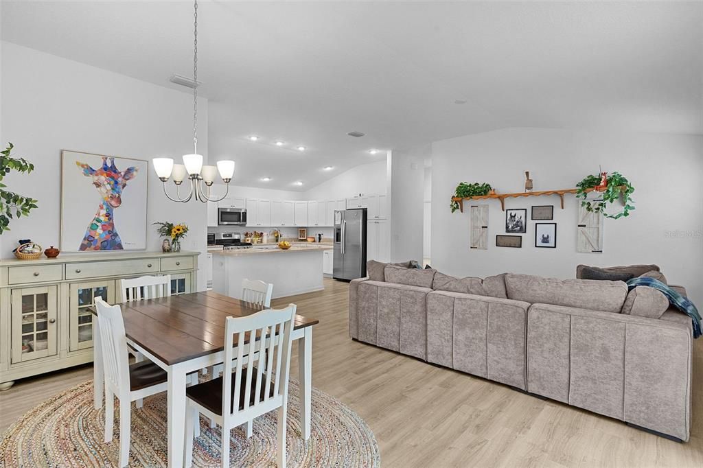 На продажу: $290,000 (2 спален, 2 ванн, 1227 Квадратных фут)