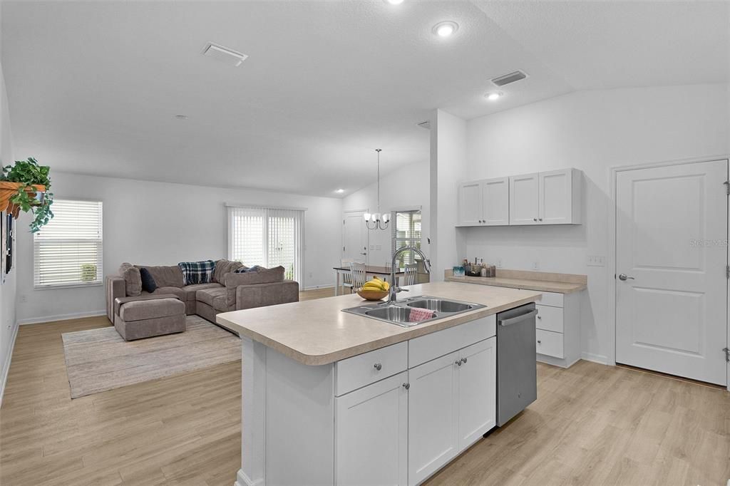 На продажу: $290,000 (2 спален, 2 ванн, 1227 Квадратных фут)