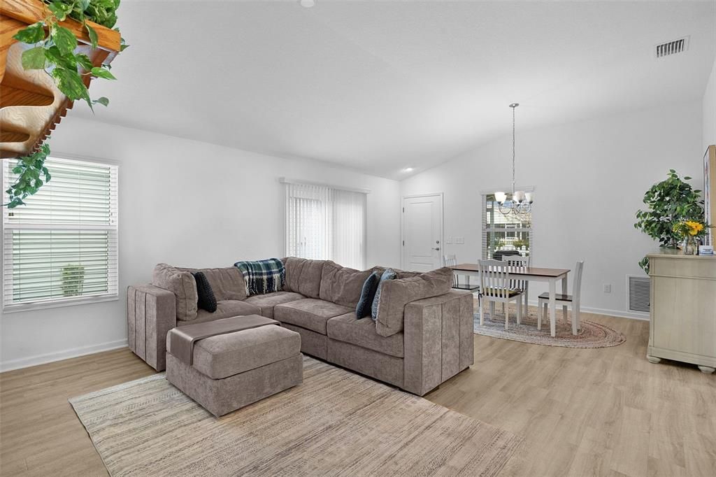 На продажу: $290,000 (2 спален, 2 ванн, 1227 Квадратных фут)