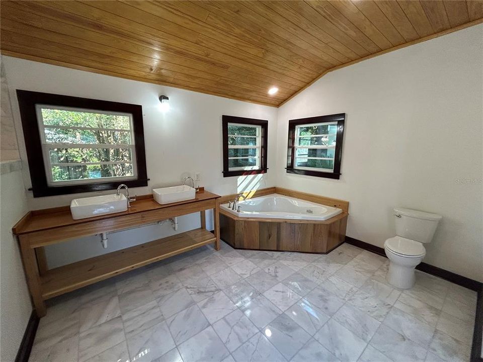 En Venta: $725,000 (4 camas, 3 baños, 2910 Pies cuadrados)
