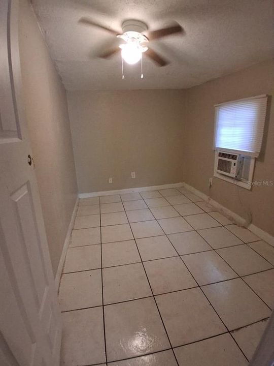 For Rent: $1,300 (5 beds, 1 baths, 1500 Square Feet)
