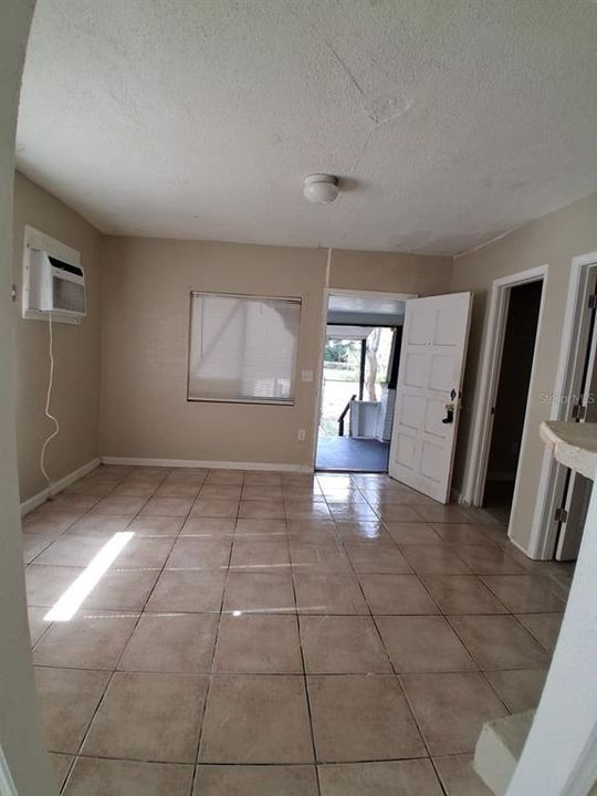 For Rent: $1,300 (5 beds, 1 baths, 1500 Square Feet)