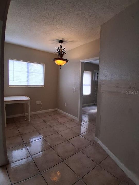 For Rent: $1,300 (5 beds, 1 baths, 1500 Square Feet)