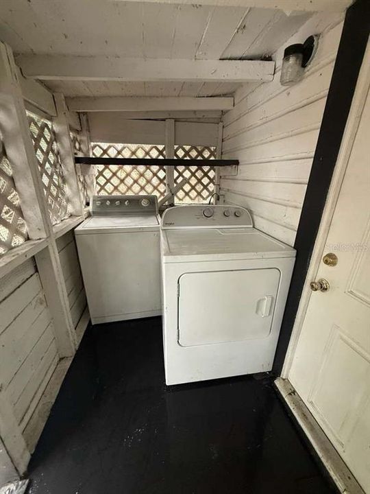 For Rent: $1,300 (5 beds, 1 baths, 1500 Square Feet)