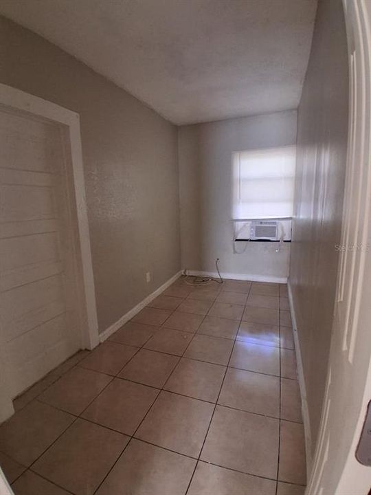 For Rent: $1,300 (5 beds, 1 baths, 1500 Square Feet)