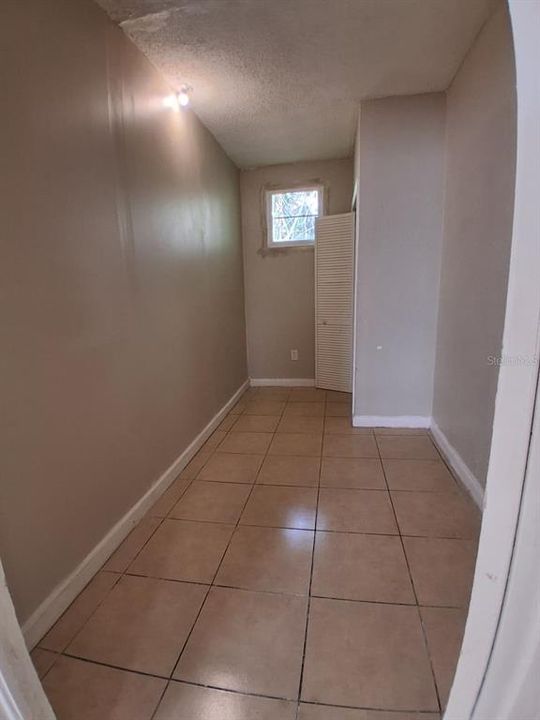 For Rent: $1,300 (5 beds, 1 baths, 1500 Square Feet)