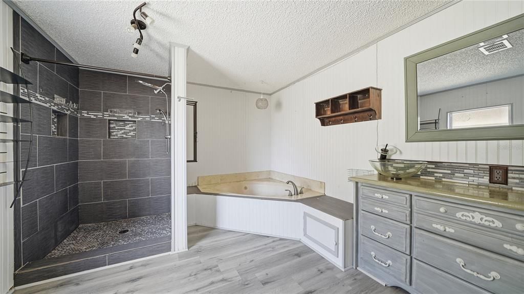 待售: $265,000 (3 贝兹, 2 浴室, 1568 平方英尺)