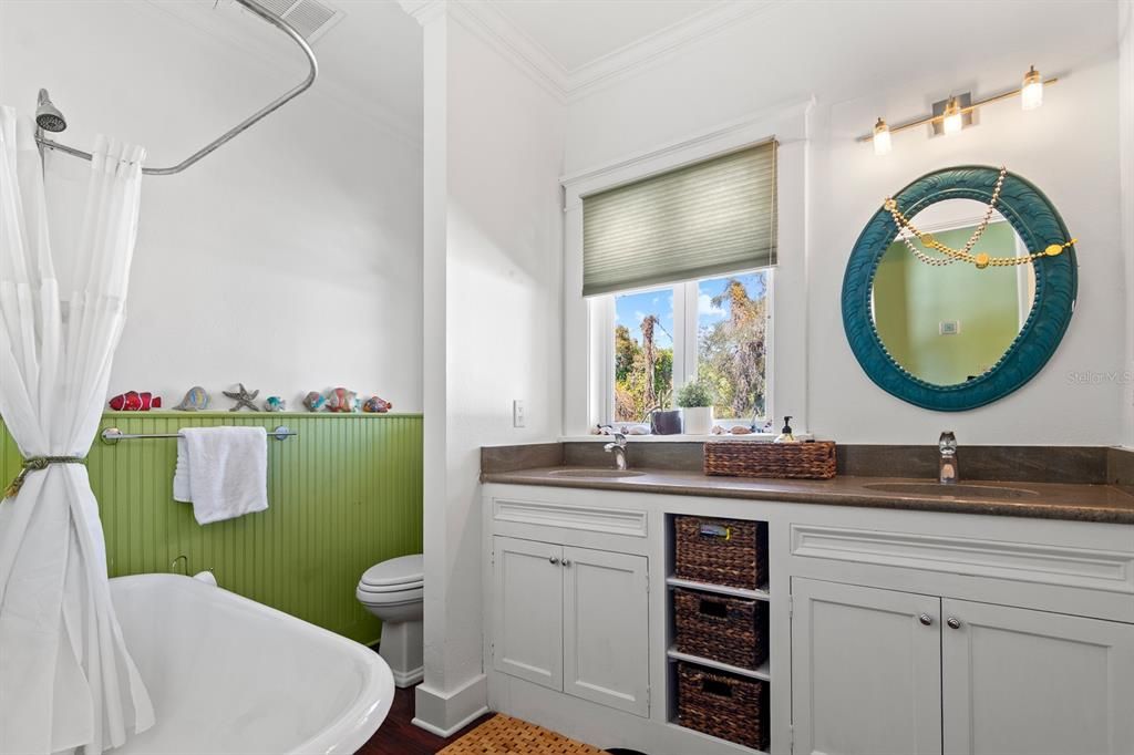 Activo con contrato: $1,985,000 (5 camas, 3 baños, 2960 Pies cuadrados)
