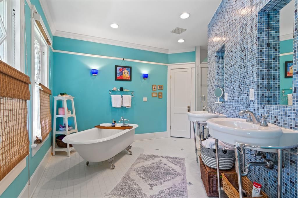 Activo con contrato: $1,985,000 (5 camas, 3 baños, 2960 Pies cuadrados)