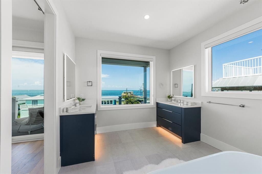 For Sale: $3,895,000 (4 beds, 4 baths, 2091 Square Feet)