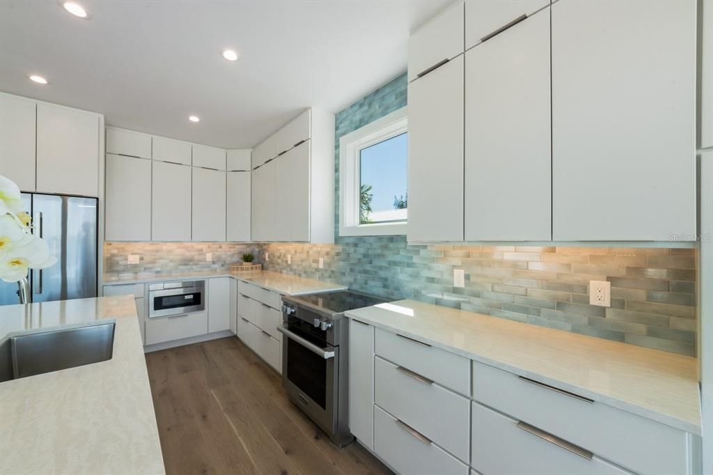 For Sale: $3,895,000 (4 beds, 4 baths, 2091 Square Feet)