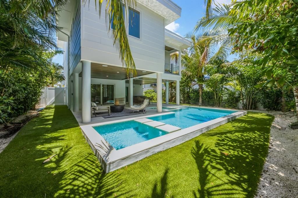 For Sale: $3,895,000 (4 beds, 4 baths, 2091 Square Feet)
