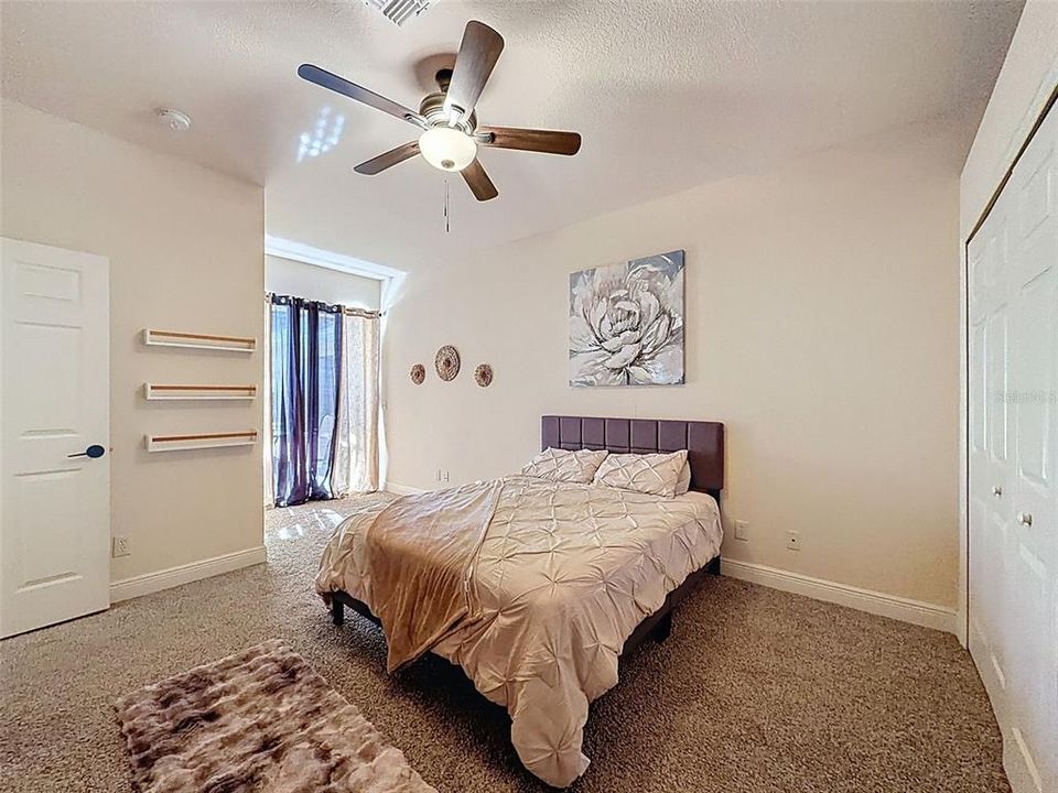 Activo con contrato: $350,000 (4 camas, 3 baños, 2302 Pies cuadrados)
