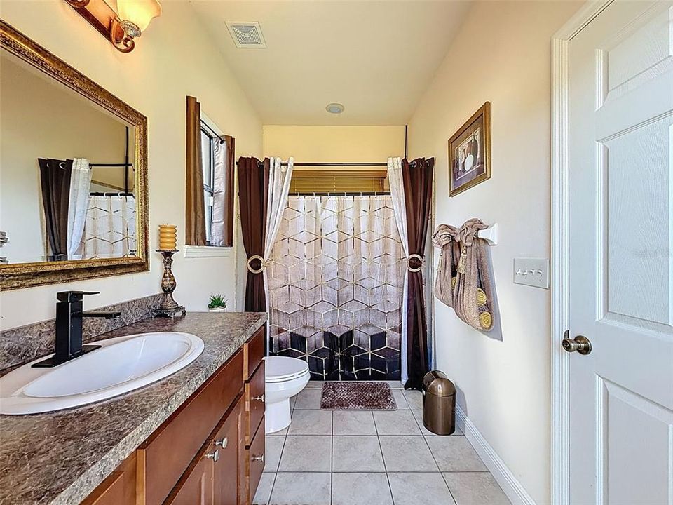 Activo con contrato: $350,000 (4 camas, 3 baños, 2302 Pies cuadrados)