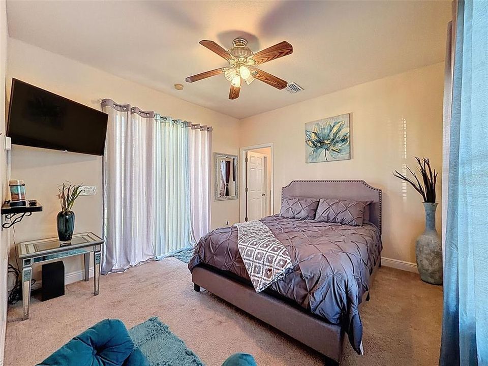 Activo con contrato: $350,000 (4 camas, 3 baños, 2302 Pies cuadrados)