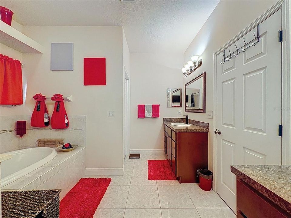 Activo con contrato: $350,000 (4 camas, 3 baños, 2302 Pies cuadrados)