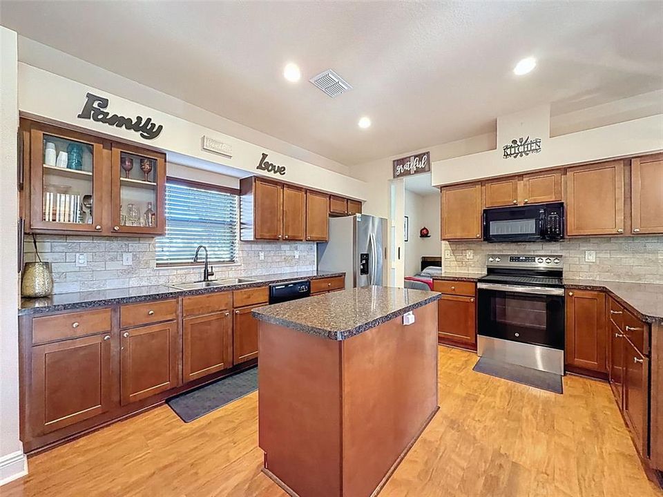 Activo con contrato: $350,000 (4 camas, 3 baños, 2302 Pies cuadrados)