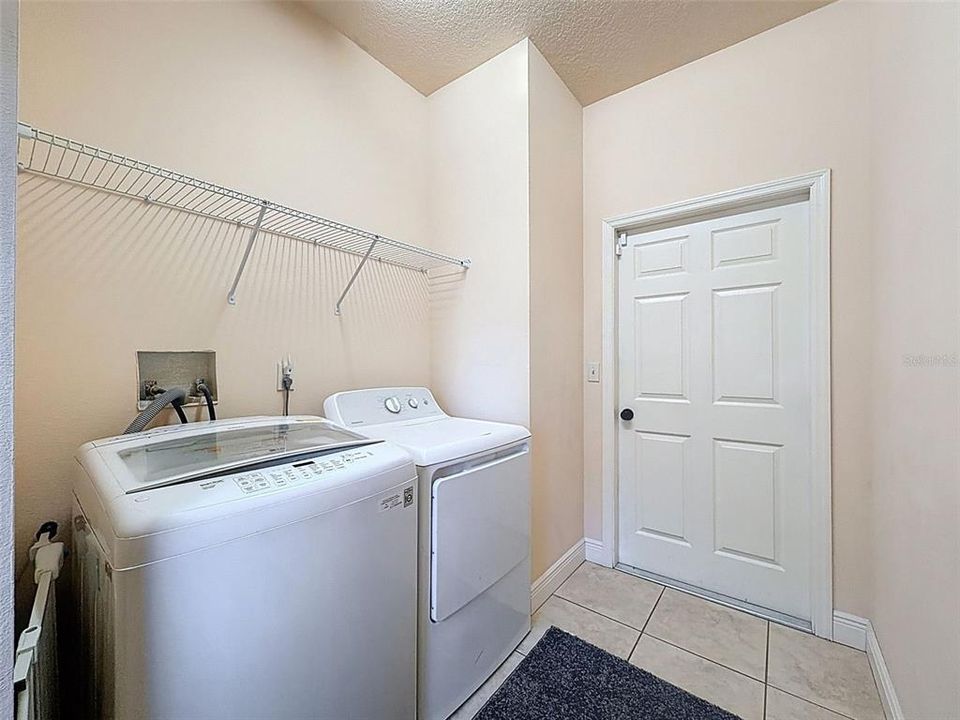Activo con contrato: $350,000 (4 camas, 3 baños, 2302 Pies cuadrados)