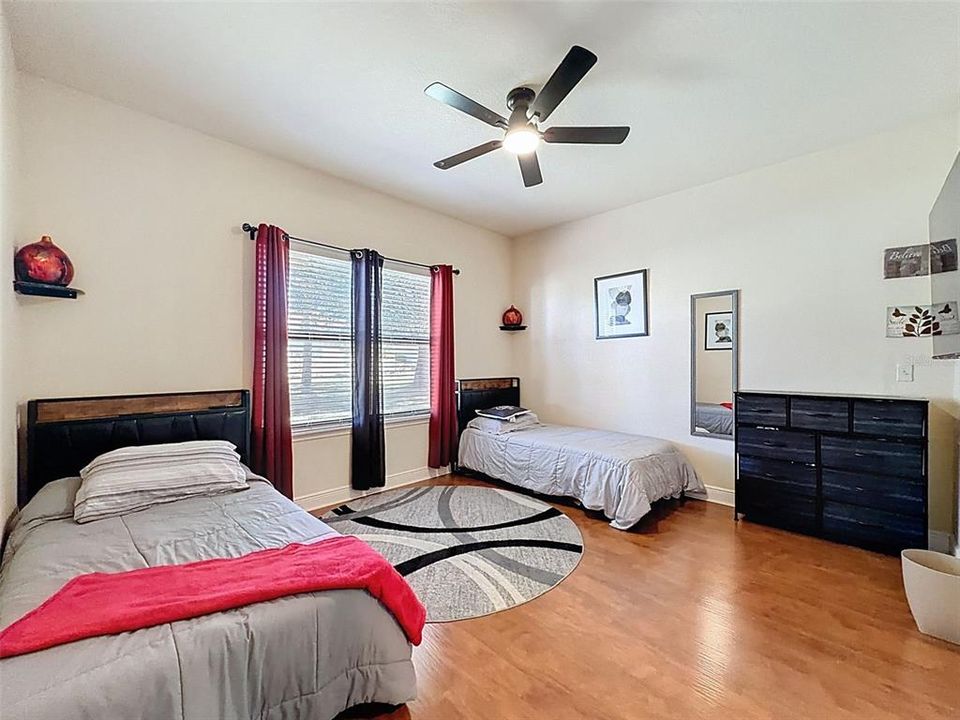 Activo con contrato: $350,000 (4 camas, 3 baños, 2302 Pies cuadrados)