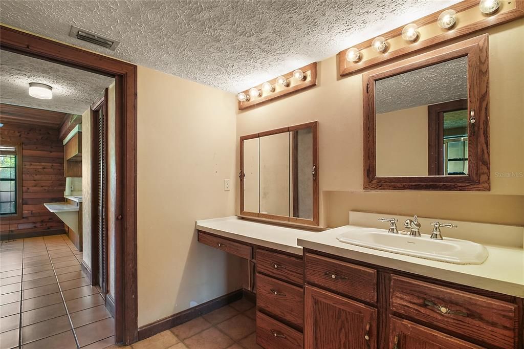 Activo con contrato: $899,999 (4.46 acres)