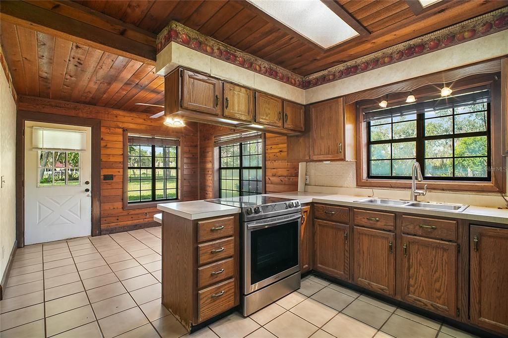 Activo con contrato: $899,999 (4.46 acres)