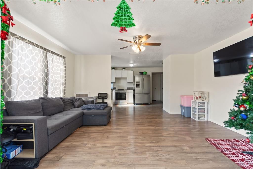 For Sale: $199,900 (2 beds, 2 baths, 898 Square Feet)