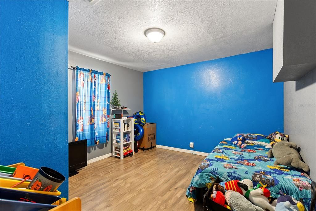 For Sale: $199,900 (2 beds, 2 baths, 898 Square Feet)