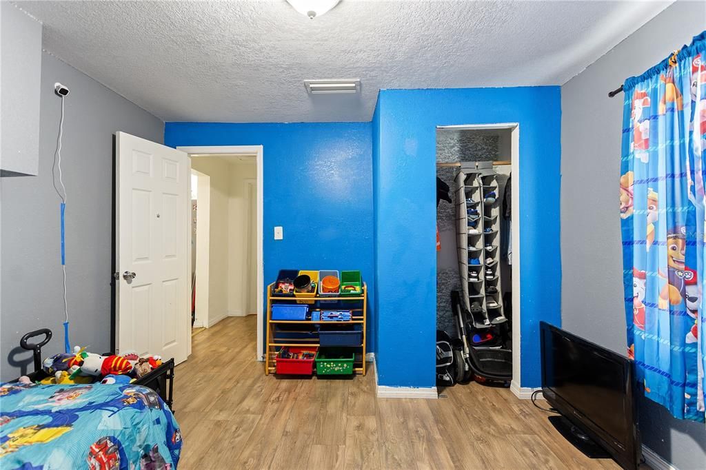 For Sale: $199,900 (2 beds, 2 baths, 898 Square Feet)