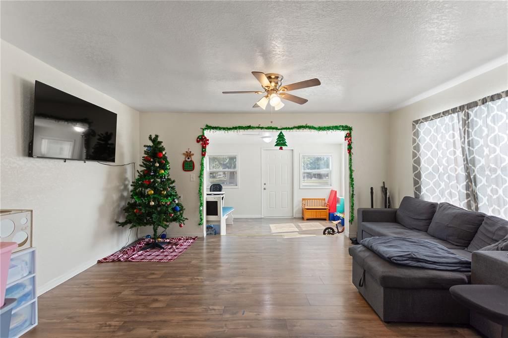 For Sale: $199,900 (2 beds, 2 baths, 898 Square Feet)