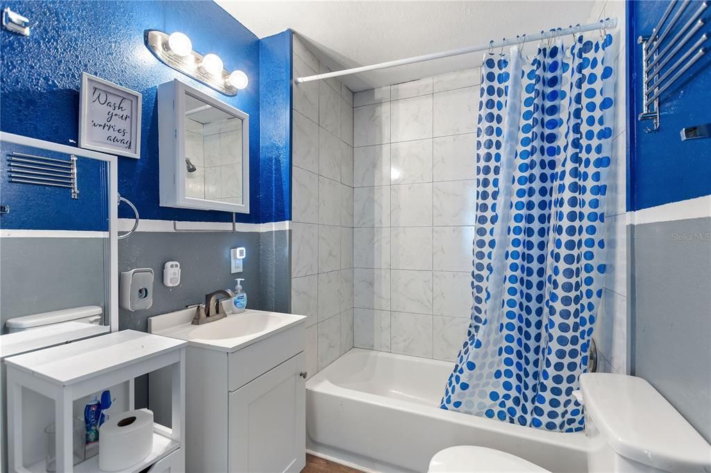 For Sale: $199,900 (2 beds, 2 baths, 898 Square Feet)