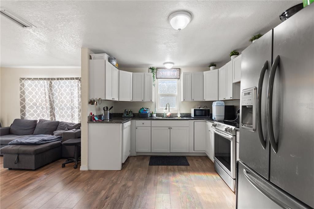For Sale: $199,900 (2 beds, 2 baths, 898 Square Feet)