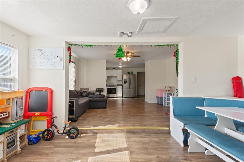 For Sale: $199,900 (2 beds, 2 baths, 898 Square Feet)