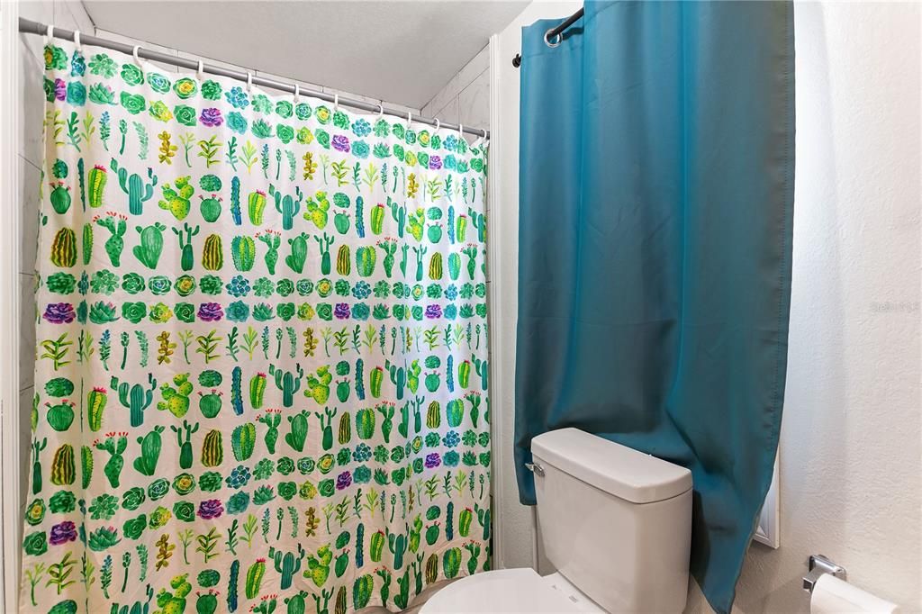 For Sale: $199,900 (2 beds, 2 baths, 898 Square Feet)