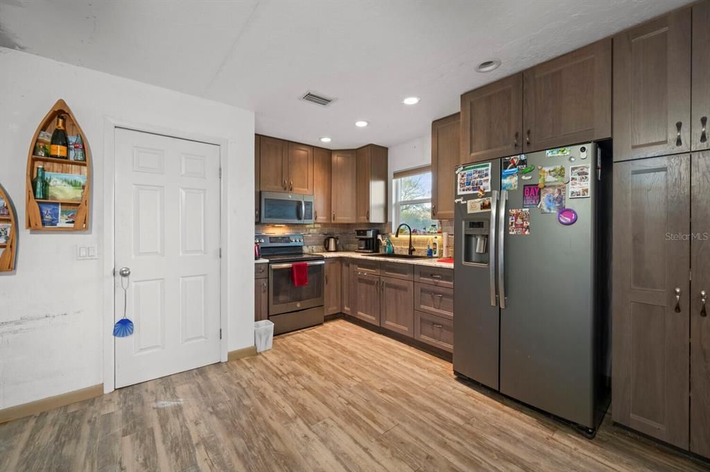For Sale: $379,000 (2 beds, 1 baths, 912 Square Feet)