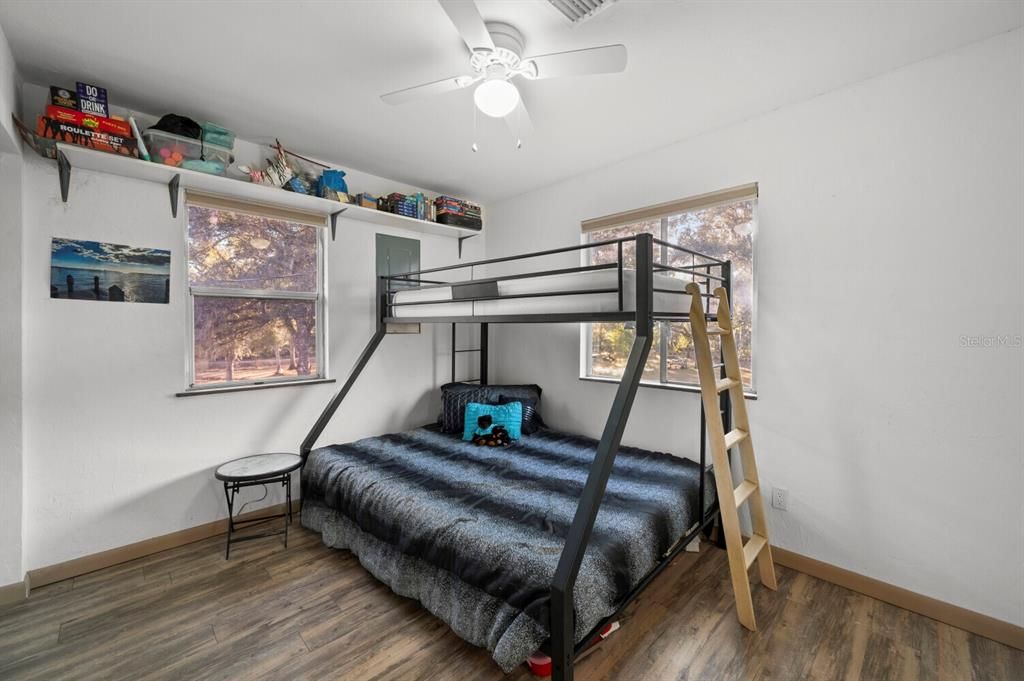 For Sale: $379,000 (2 beds, 1 baths, 912 Square Feet)