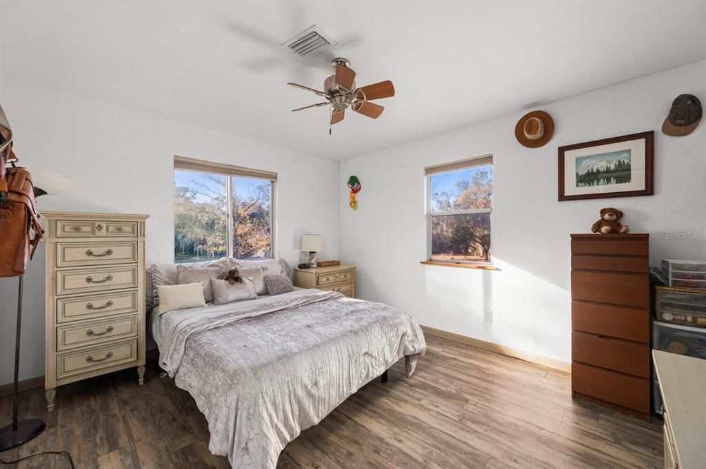 For Sale: $379,000 (2 beds, 1 baths, 912 Square Feet)