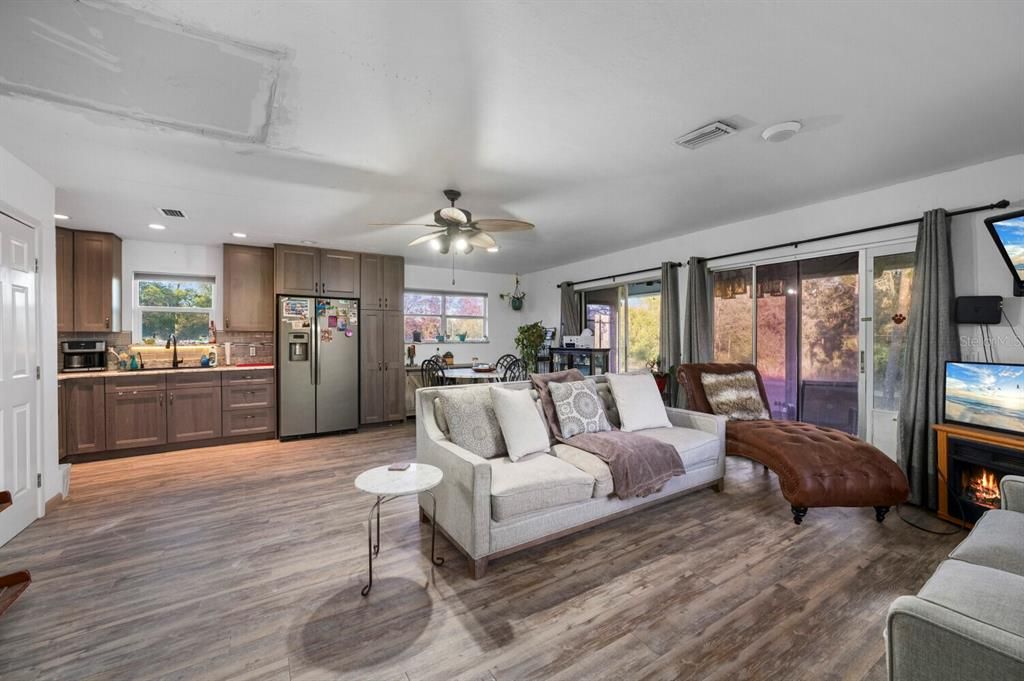 For Sale: $379,000 (2 beds, 1 baths, 912 Square Feet)