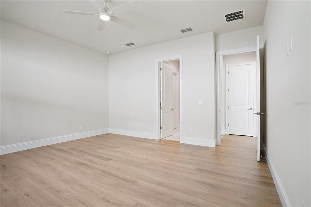 Activo con contrato: $899,900 (7 camas, 5 baños, 3577 Pies cuadrados)