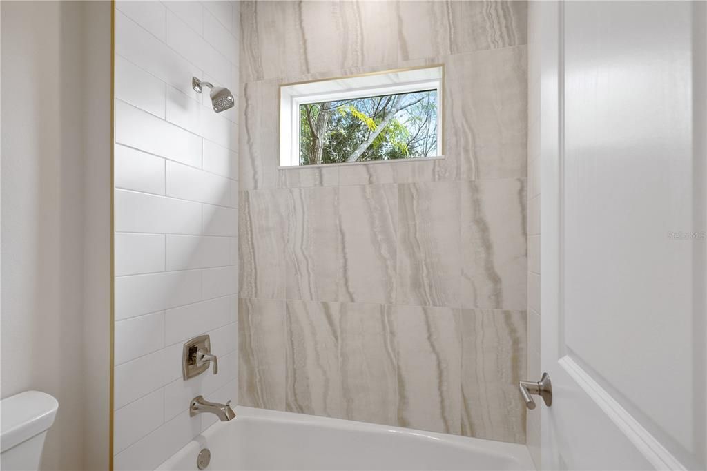Activo con contrato: $899,900 (7 camas, 5 baños, 3577 Pies cuadrados)