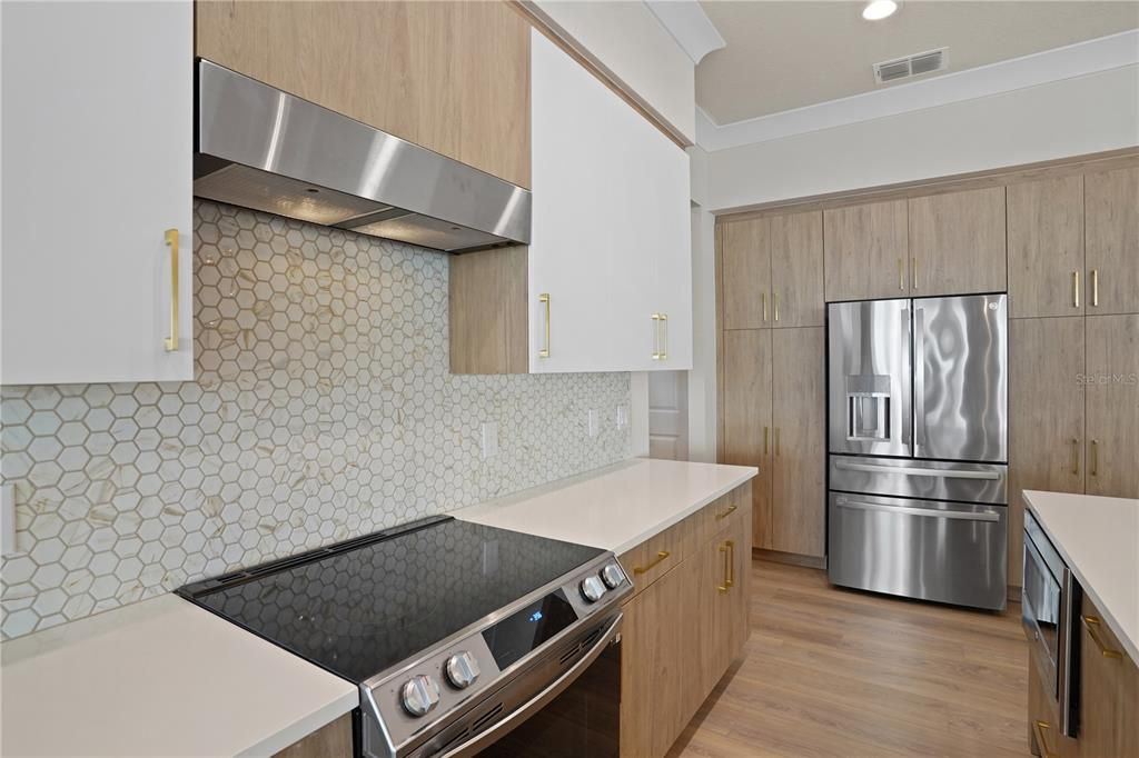Activo con contrato: $899,900 (7 camas, 5 baños, 3577 Pies cuadrados)