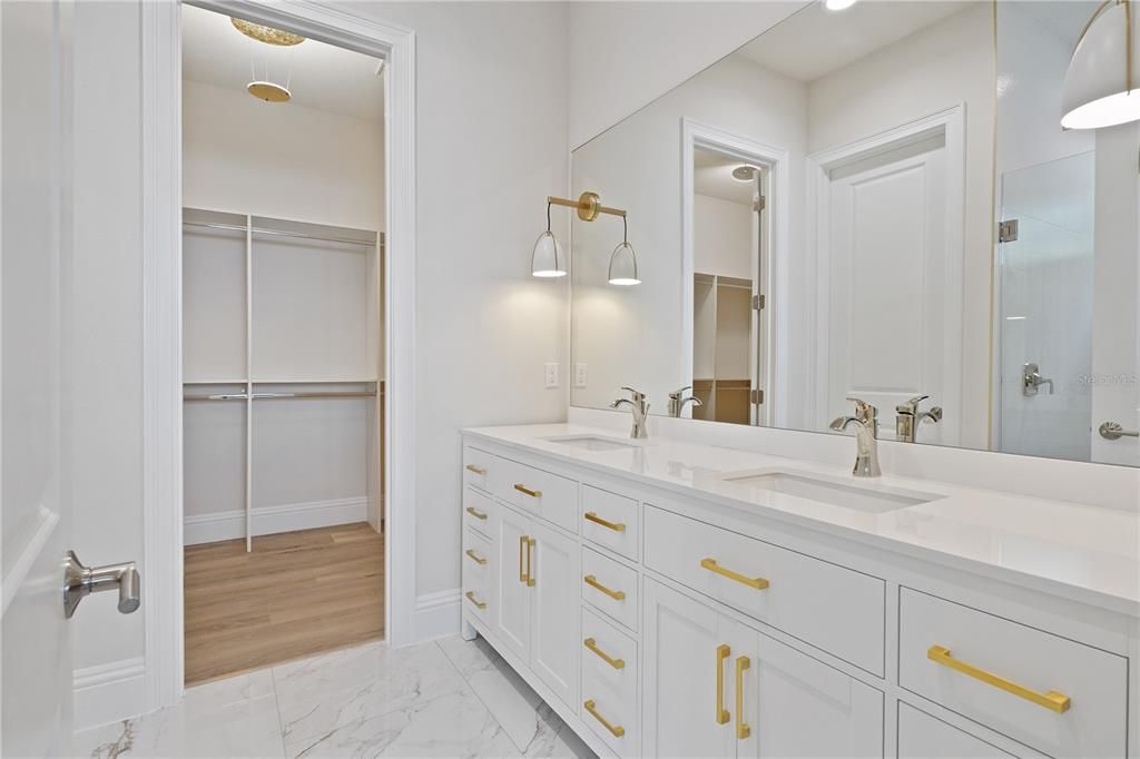 Activo con contrato: $899,900 (7 camas, 5 baños, 3577 Pies cuadrados)