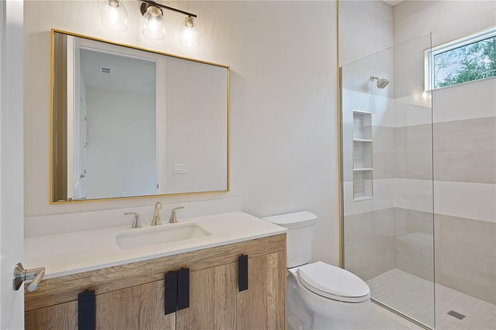 Activo con contrato: $899,900 (7 camas, 5 baños, 3577 Pies cuadrados)
